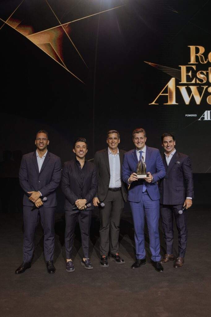 Rodrigo Branco recebe o prêmio da AEVO no palco do Real Estate Awards 2026, em São Paulo