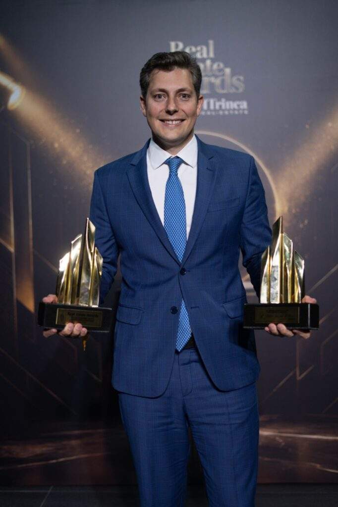 Rodrigo Branco, da AEVO, com os troféus de Imobiliária Destaque e Líder Destaque do Centro-Oeste